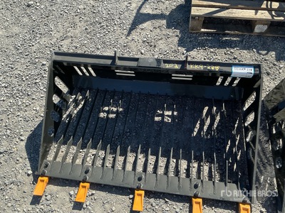 2026 GIYI GY-RB44 Mini Skid Steer Rock Bucket Divers (Unused)
