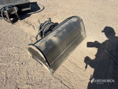 2026 GIYI GY-D3T 32 in Tilting Excavator Bucket - Fits Cat (Unused)