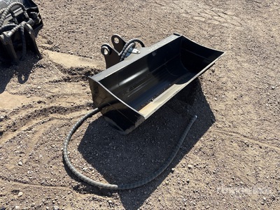 2026 GIYI GY-D3T 32 in Tilting Excavator Bucket - Fits Cat (Unused)