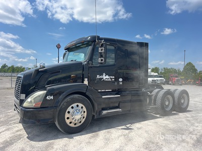 2013 Volvo VNL 6x4 تراكتور شاحنة كابينة النوم (ثنائية المحور)