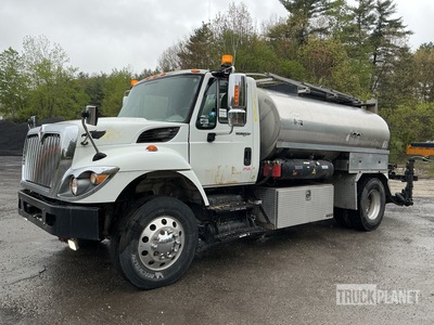 2013 Etnyre Blacktopper Centennial 11 2000 gal on 2013 International 7300 4x2 Camion épandeur d'asphalte