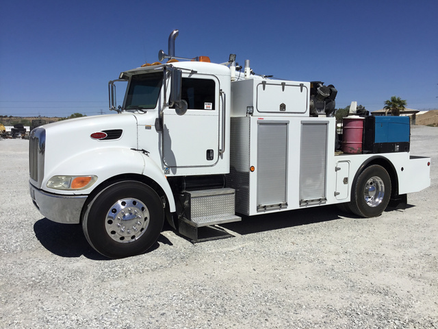 2007 Peterbilt 335 S/A Service Truck w/ Crane