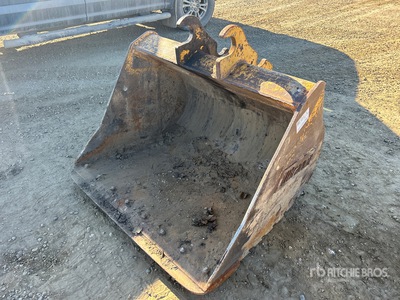 Brandt 48 in Q/C Cleanup Excavator Bucket - Fits John Deere 85