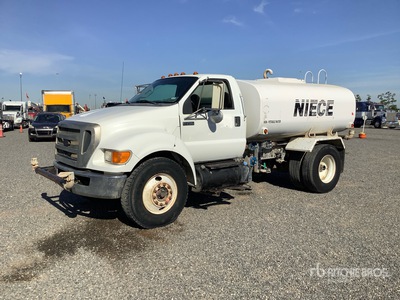 2013 Ford F-750 4x2 Camion à eau