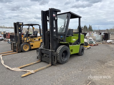 1993 Clark GPX40 7125 lb Pneumatic Tire Forklift