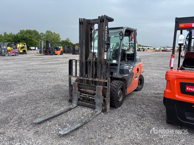 Toyota 8FD35U 7050 lb Pneumatic Tire Forklift