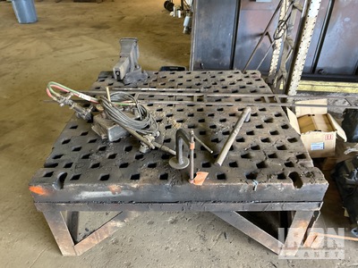 Tracked Torch Kit and Table ورش و مخازن متنوعة