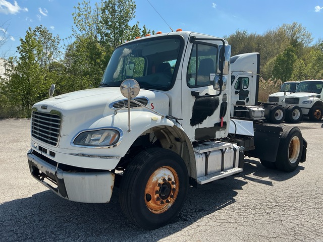 2016 Freightliner MM106042S T 4x2 S/A Day Cab Truck Tractor 2016 Freightliner MM106042S T 4x2 S/A Day Cab Truck Tractor