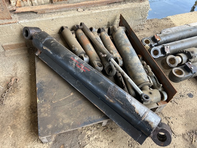 Quantity of Komatsu Forwarder Cylinders