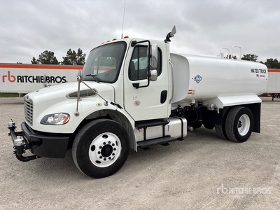 2019 Freightliner M2 106 2000 gal 4x2 شاحنة مياه