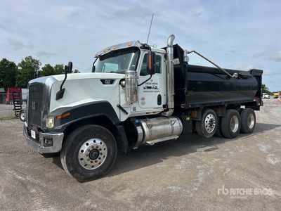 2016 Cat CT660L SFA 8x4 Autocarro ribaltabile 3 assi