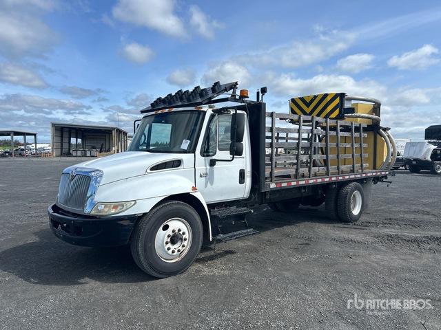 2004 International 4300 4x2 Attenuator Truck