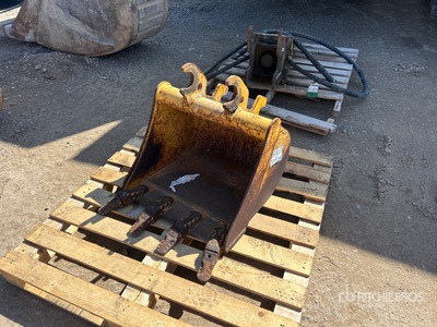 Brandt 23 in Q/C Excavator Bucket - Fits John Deere 35G
