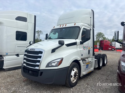 2018 Freightliner Cascadia 126 6x4 تراكتور شاحنة نهارية (ثنائية المحور)