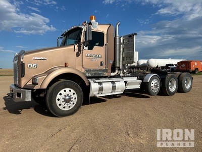 2005 Kenworth T800 8x4 Tri/A Day Cab Truck Tractor