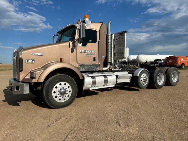 2005 Kenworth T800 8x4 Tri/A Day Cab Truck Tractor