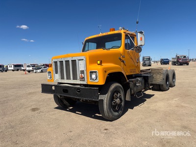 1987 International 2574 6x4 を見 Cab and Chassis