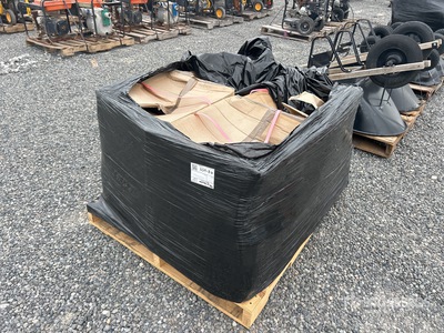 Quantity of (1) Pallets of Work Gloves その他 - 店舗 & 倉庫