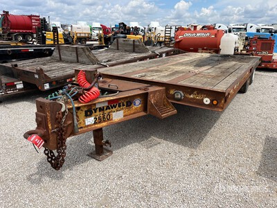 2000 Dynaweld 30 ft T/A Equipment Trailer