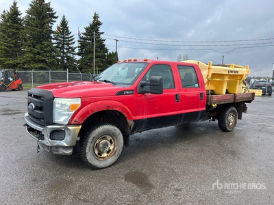 2012 Ford F-350 4x4 Crew Cab Ciężarówka z rozrzutnikiem
