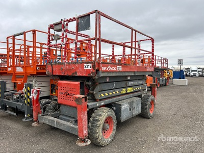 2013 Skyjack SJ7127 RT 4x4 Dual Fuel Elevador de tijera