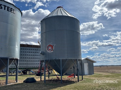 Behlan 2000 Hopper Grain Bin