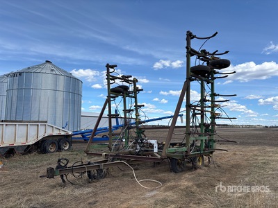 John Deere 1610 41 ft Cultivator