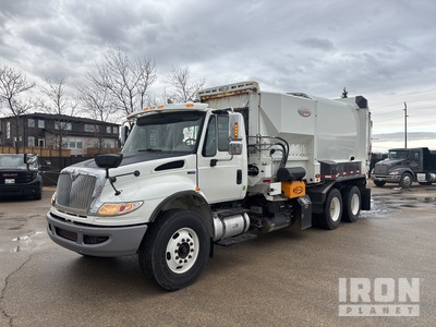 2015 International 7400 6x4 Side Loader Camión recolector de residuos