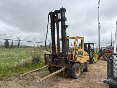 Hyster 8200 lb Pneumatic Tire Gabelstapler (Inoperable)