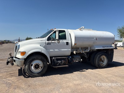 2013 Ford F-750 XL 4x2 شاحنة مياه