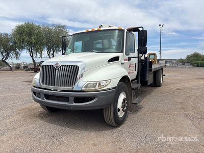 2013 International 4300 4x2 Autocarro con braccio sollevamento