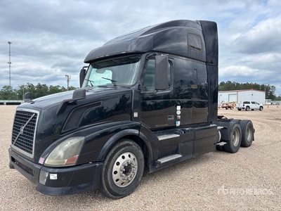 2010 Volvo VNL670 6x4 تراكتور شاحنة كابينة النوم (ثنائية المحور)