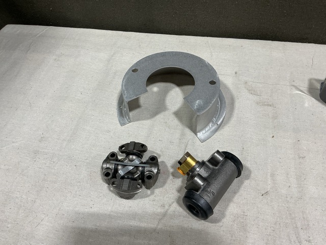 (11) Oil Pans, (6) Hydraulic Cylinder Assemblies & Assorted Items