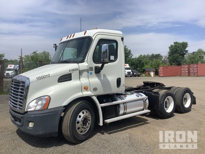 2015 Freightliner Cascadia 113 6x4 T/A Day Cab Truck Tractor