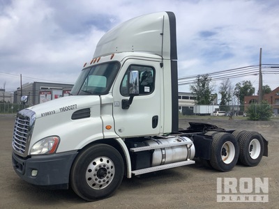 2016 Freightliner Cascadia 113 6x4 T/A Day Cab Truck Tractor