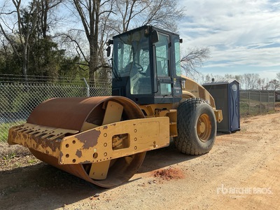 2008 Cat CS56 Compacteur à tambour lisse