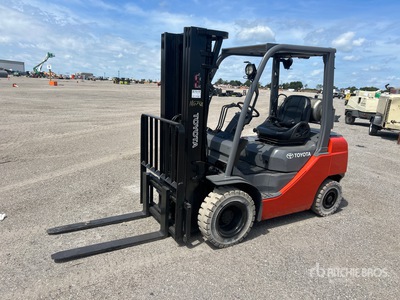 2010 Toyota 8FGU25 4500 lb Pneumatic Tire フォークリフト
