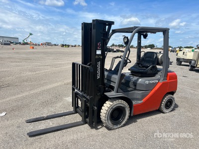 2010 Toyota 8FGU25 4500 lb Pneumatic Tire Gabelstapler