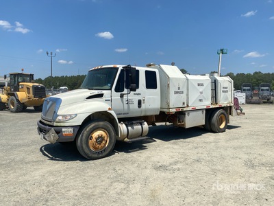 2011 International 4400 4x2 Autocarro trasporto carburante per lubrificante