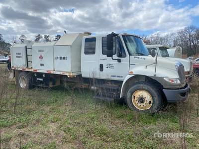 2011 International 4400 4x2 燃料および潤滑油トラック