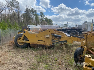 John Deere 2010E Pull Scraper