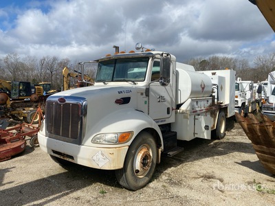 2005 Peterbilt 335 Camion-citerne à carburant et à lubrifiant