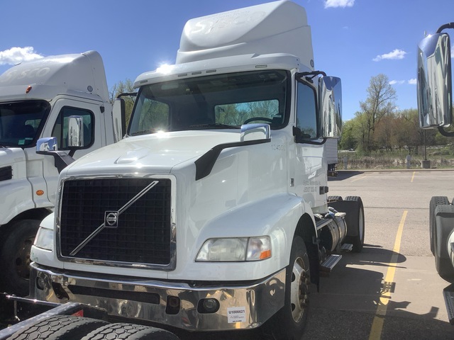 2016 Volvo VNM 4x2 S/A Day Cab Truck Tractor 2016 Volvo VNM 4x2 S/A Day Cab Truck Tractor