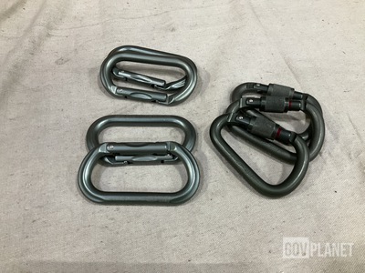 (823) Assorted Carabiner Clips