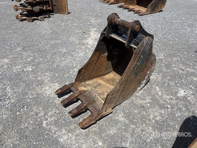 18 in Digging Excavator Bucket