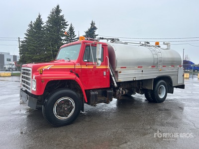 1984 International 1954 SS 4x2 Camion cisterna de agua