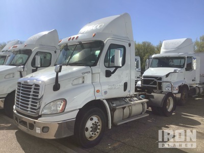 2013 Freightliner Cascadia 4x2 S/A Day Cab Truck Tractor