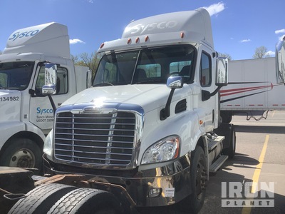 2013 Freightliner Cascadia 4x2 S/A Day Cab Truck Tractor