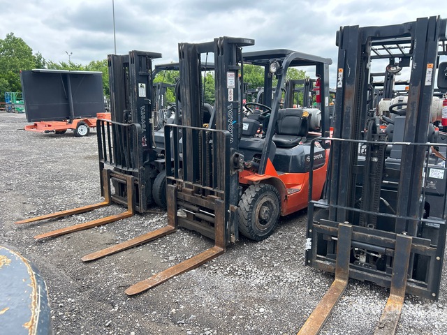 2012 Toyota 7FGU25 3950 lb Pneumatic Tire Forklift