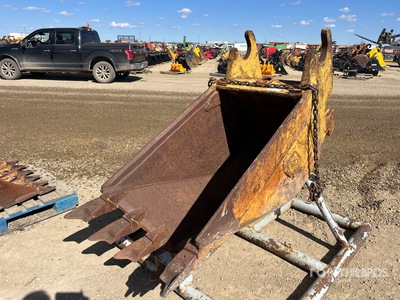 Henley 28 in Q/C Frost Excavator Bucket - Fits 270 Series